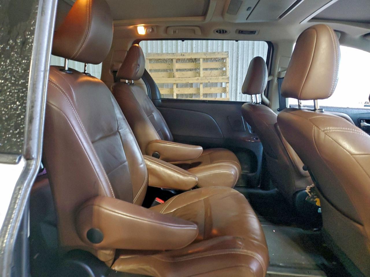 2017 TOYOTA SIENNA XLE photo 11
