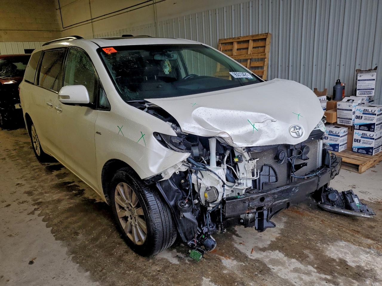 2017 TOYOTA SIENNA XLE photo 4