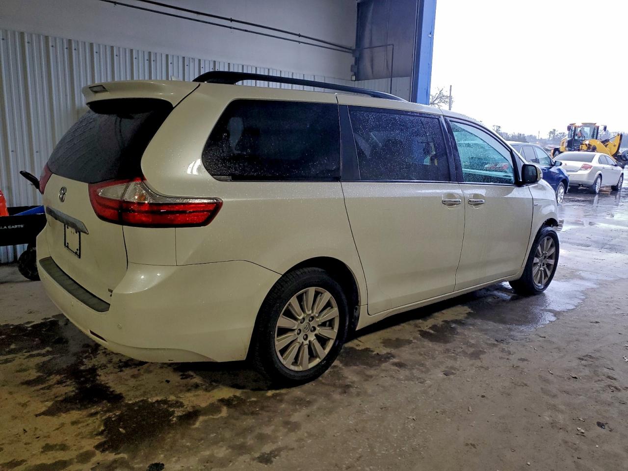 2017 TOYOTA SIENNA XLE photo 3