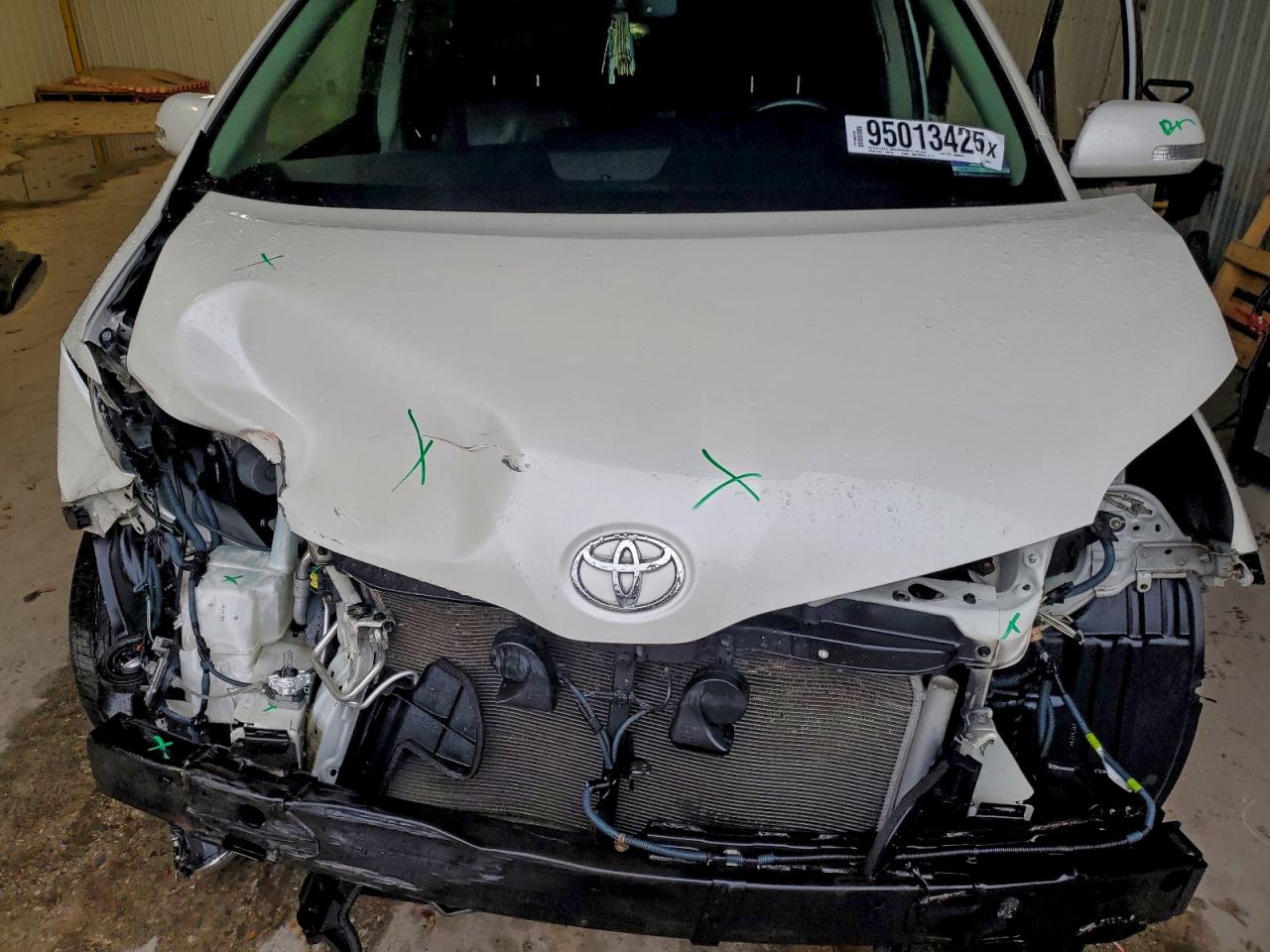 2017 TOYOTA SIENNA XLE photo 12