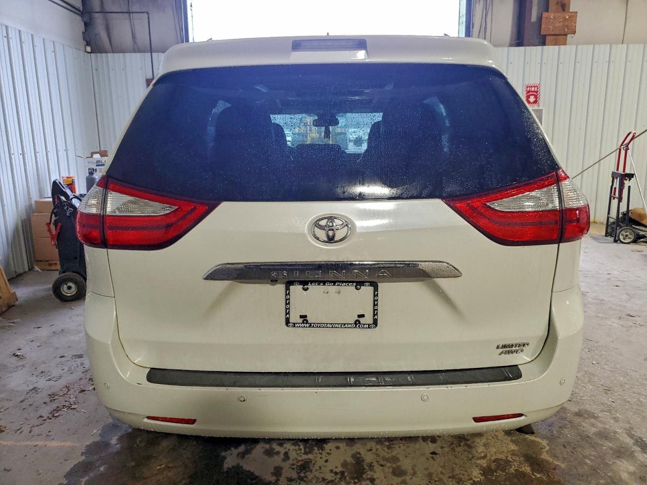 2017 TOYOTA SIENNA XLE photo 6