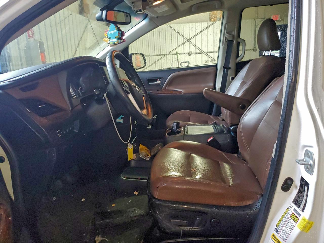 2017 TOYOTA SIENNA XLE photo 7