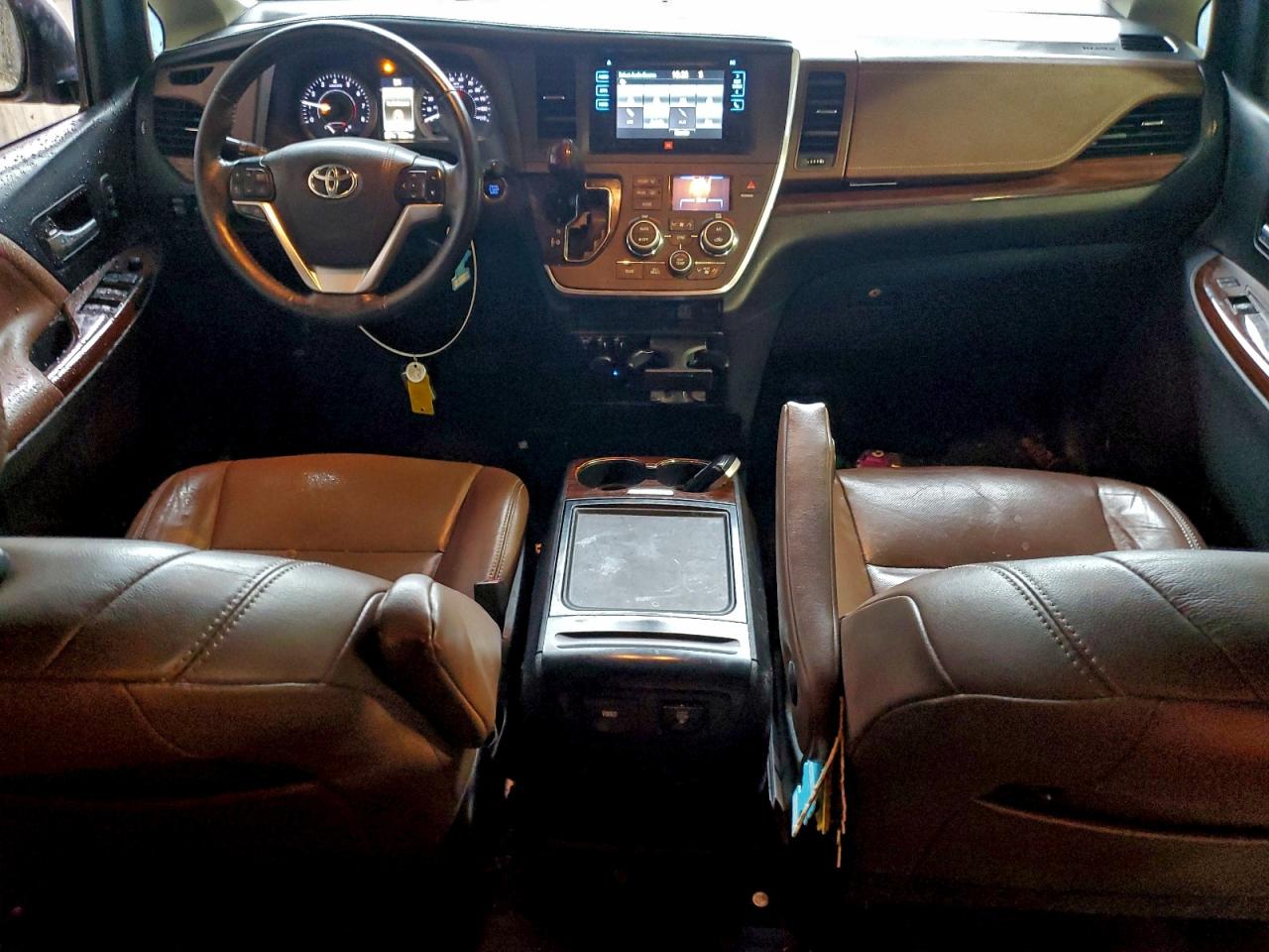 2017 TOYOTA SIENNA XLE photo 8