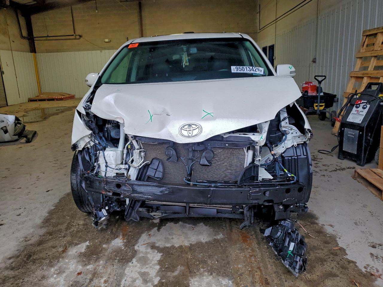 2017 TOYOTA SIENNA XLE photo 5