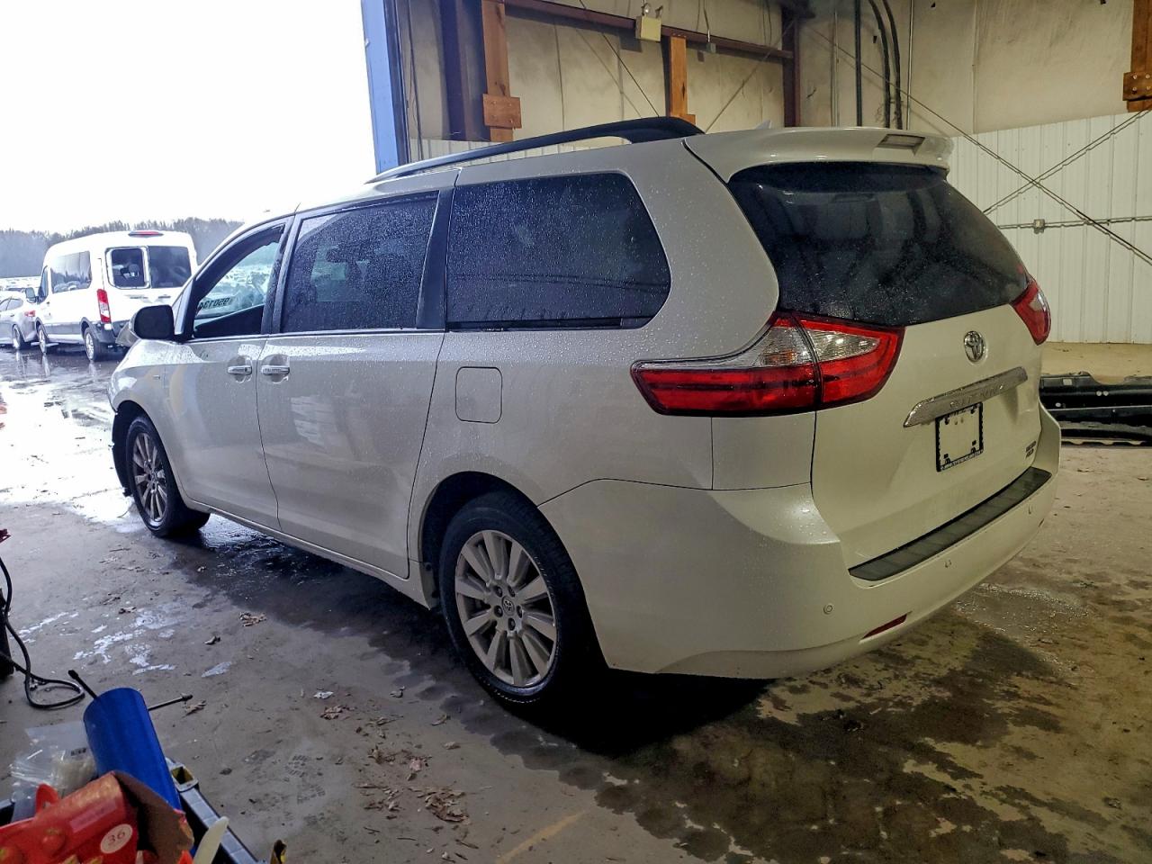 2017 TOYOTA SIENNA XLE photo 2