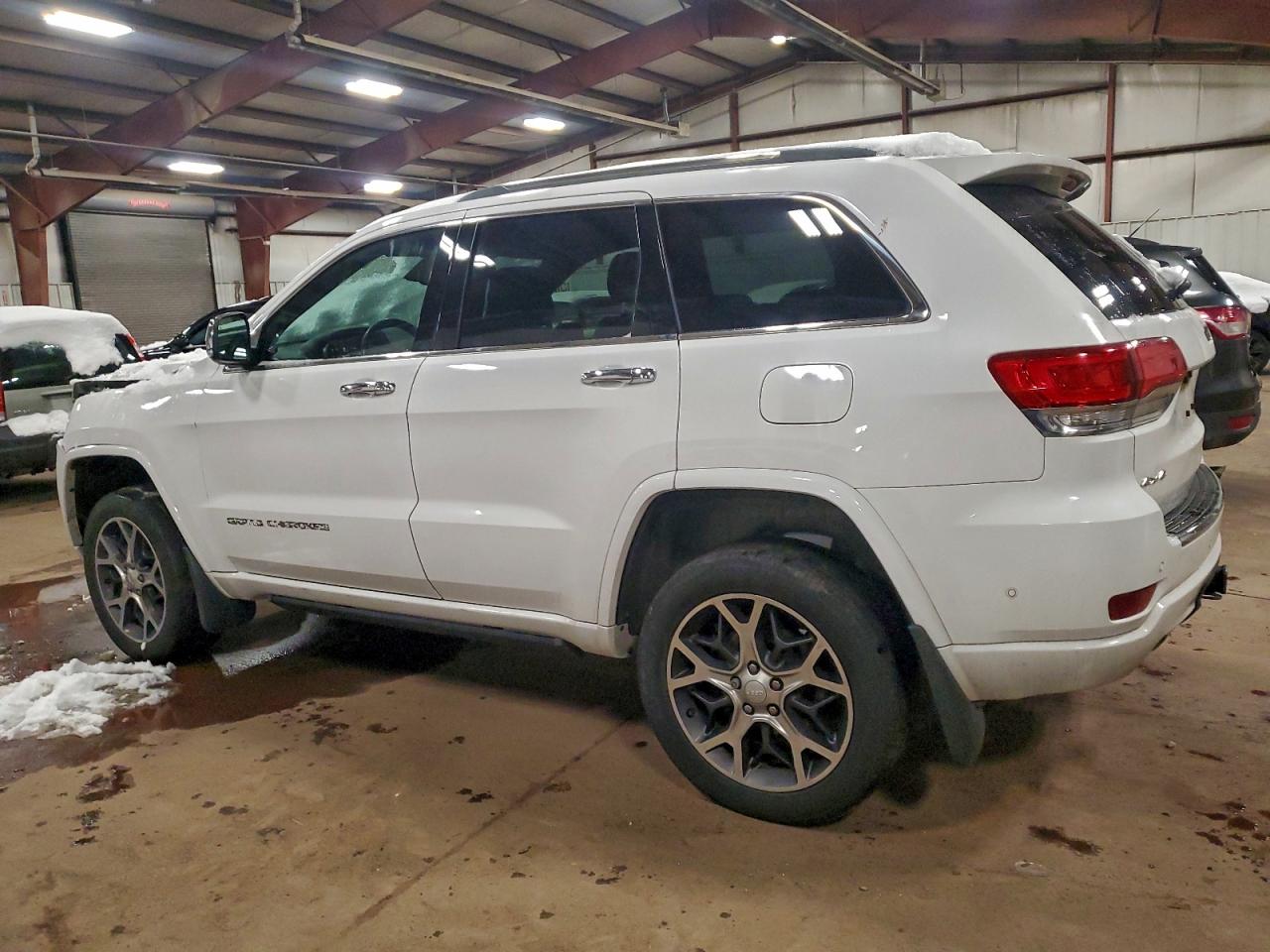2019 JEEP GRAND CHEROKEE OVERLAND photo 2