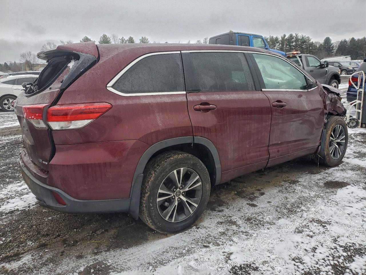 2017 TOYOTA HIGHLANDER LE photo 5