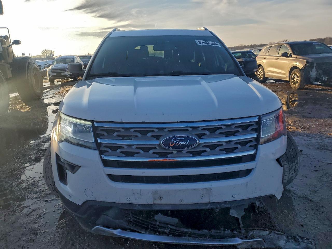 2018 FORD EXPLORER XLT photo 5