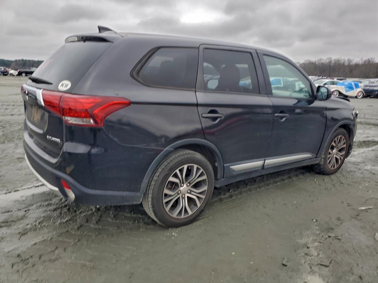 2018 MITSUBISHI OUTLANDER ES photo 3