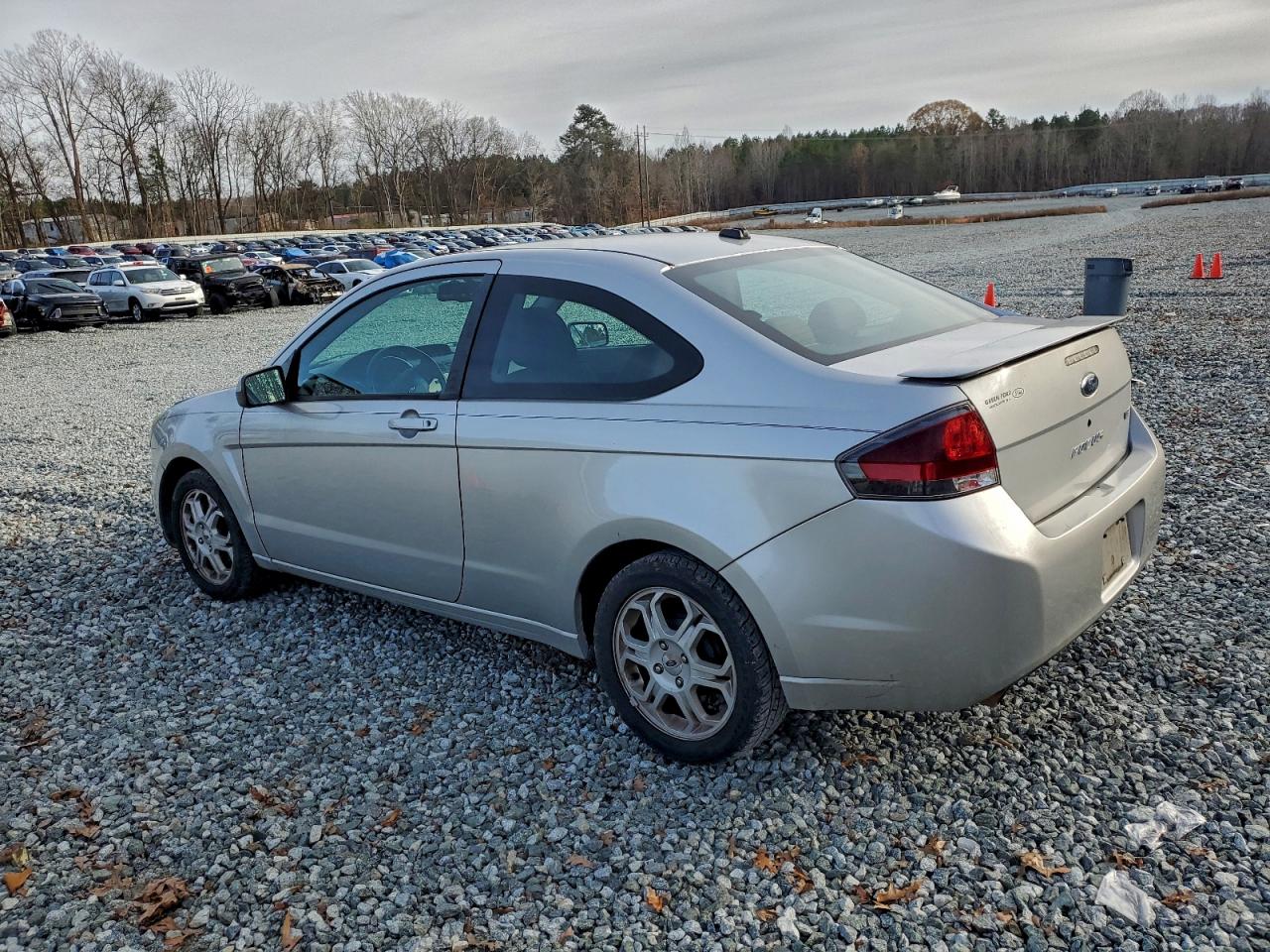 2009 FORD FOCUS SE photo 2
