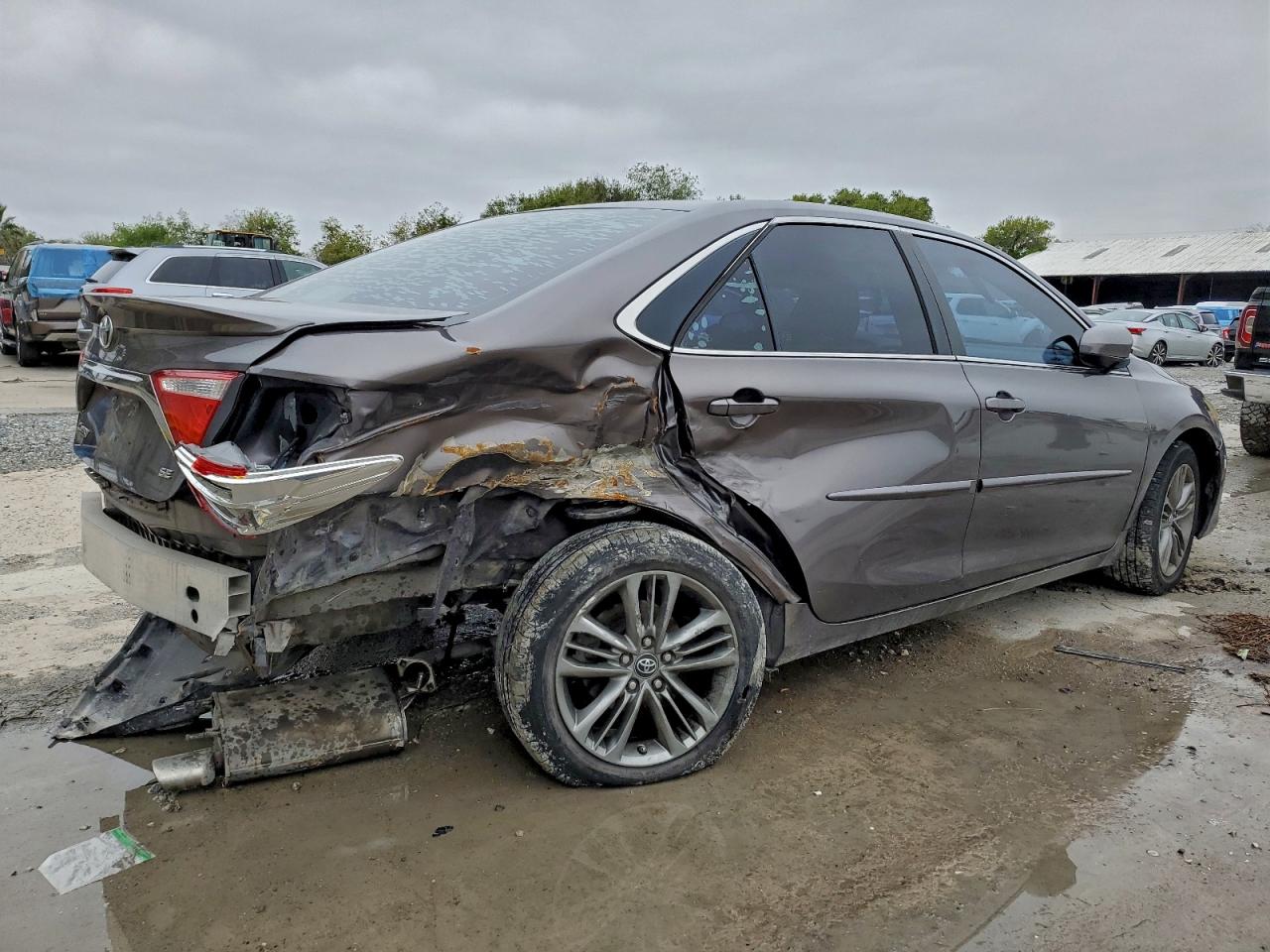 2016 TOYOTA CAMRY LE photo 3