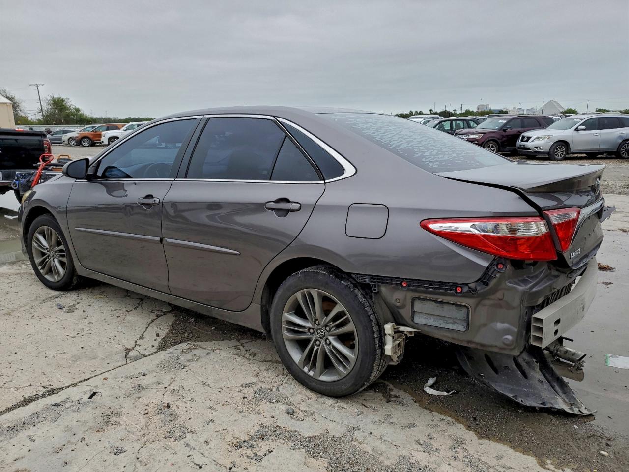 2016 TOYOTA CAMRY LE photo 2