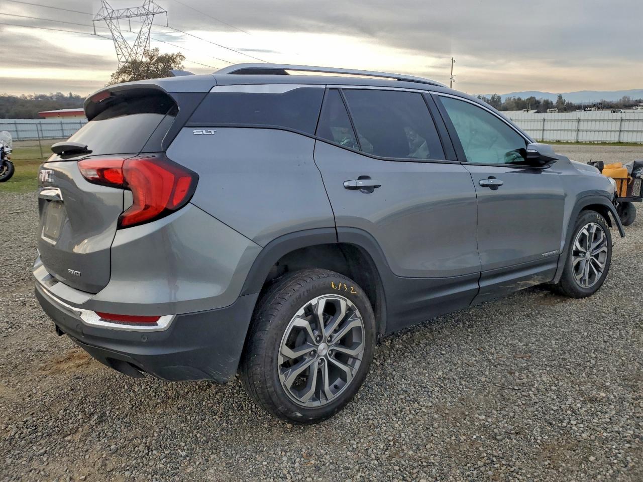 2018 GMC TERRAIN SLT photo 3