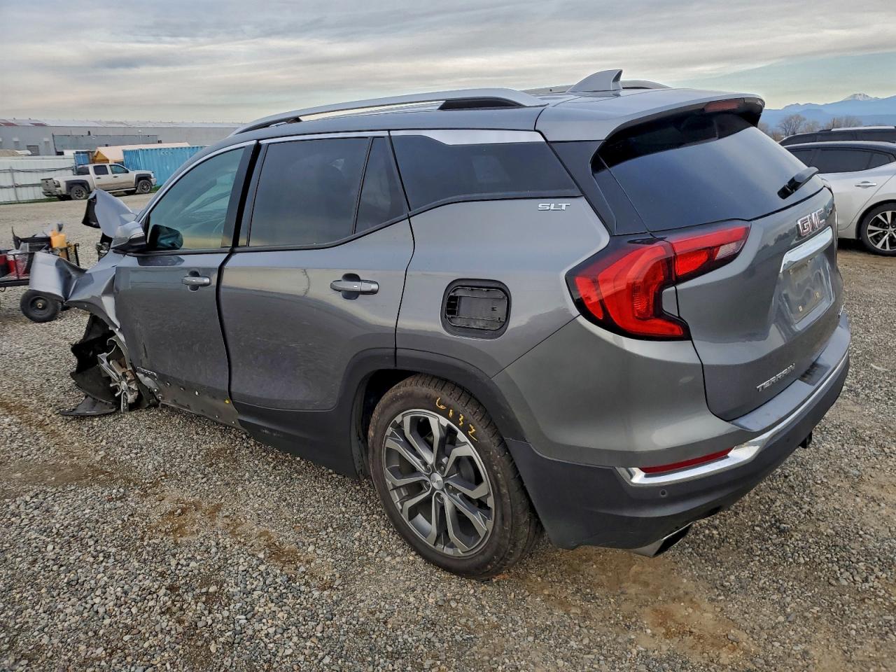 2018 GMC TERRAIN SLT photo 2