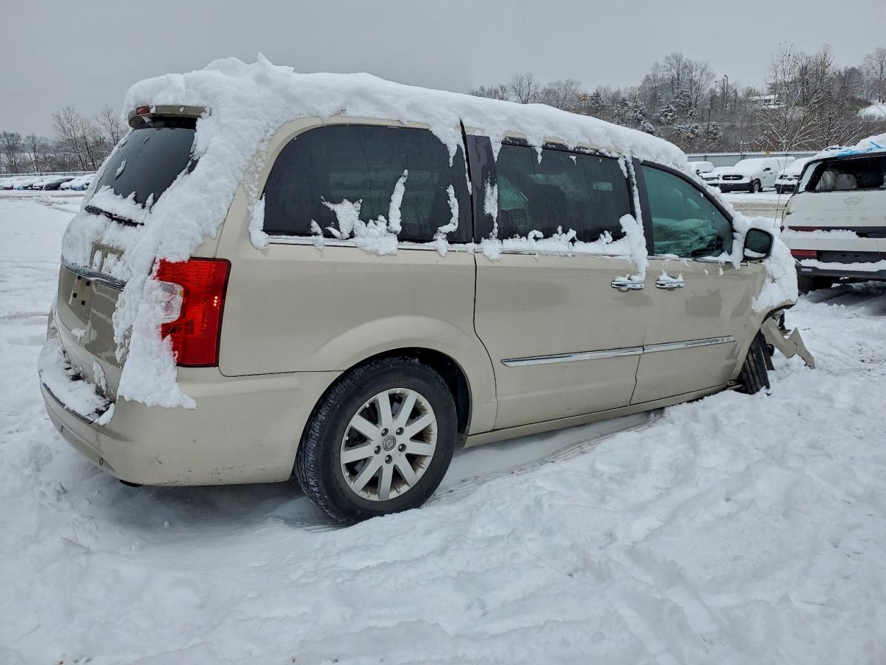 2012 CHRYSLER TOWN & COUNTRY TOURING L photo 5