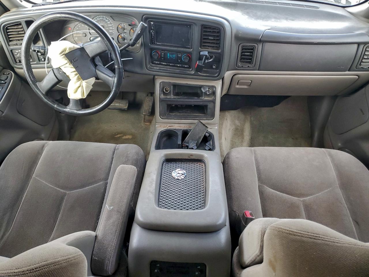 2004 GMC YUKON photo 15