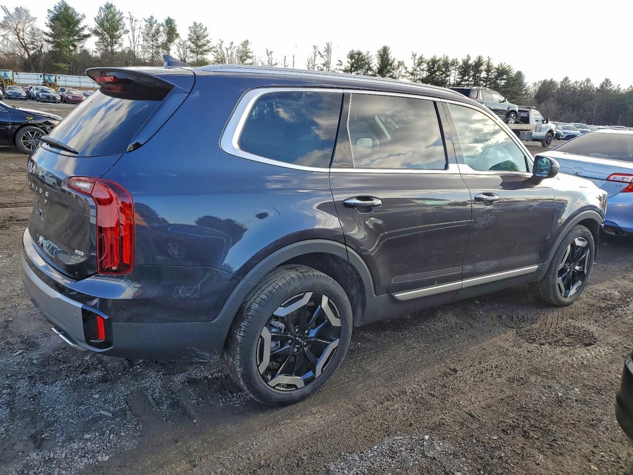 2025 KIA TELLURIDE S photo 3