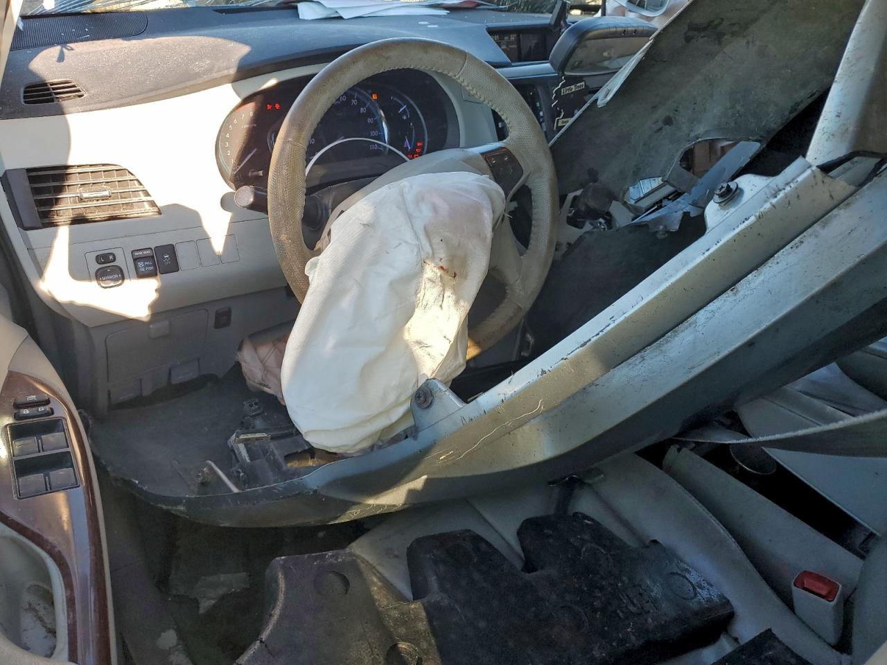 2013 TOYOTA SIENNA XLE photo 15