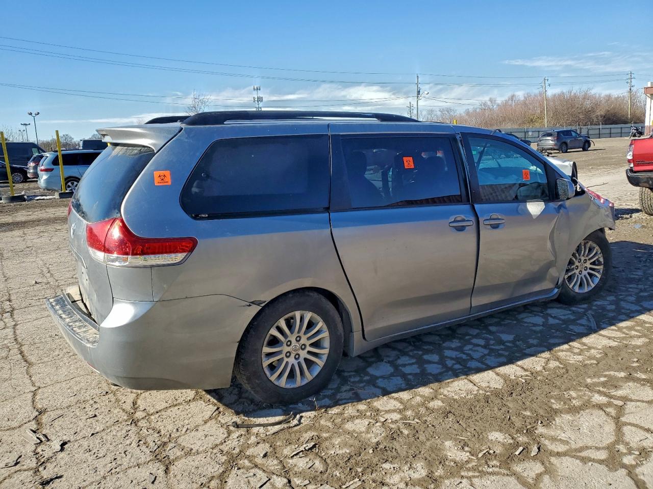2013 TOYOTA SIENNA XLE photo 5