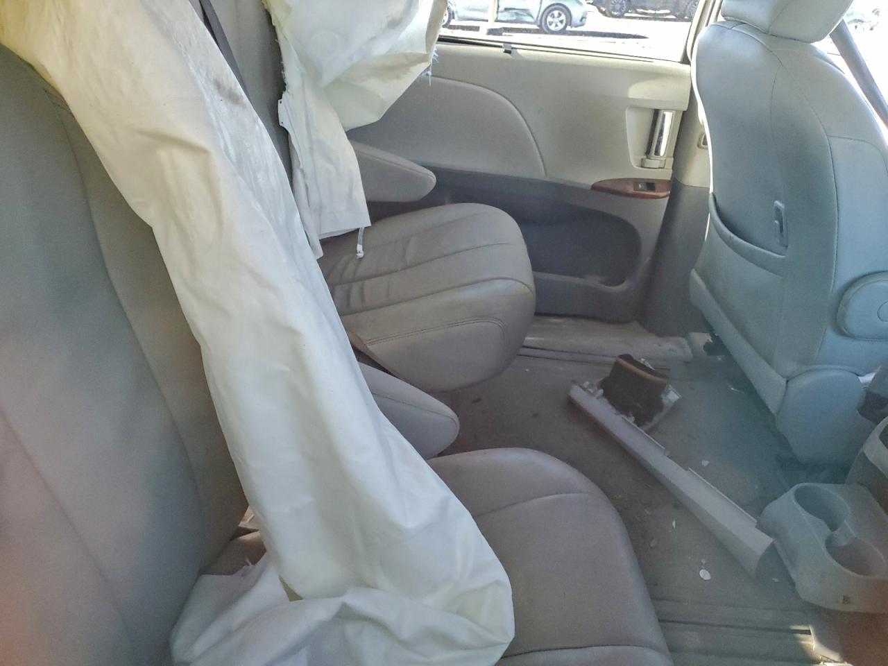 2013 TOYOTA SIENNA XLE photo 21