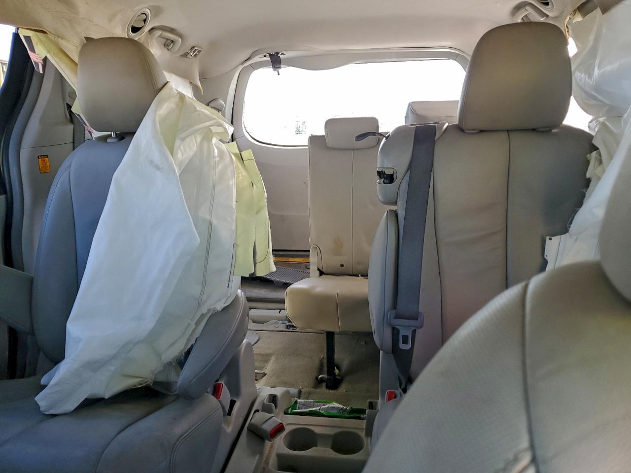 2013 TOYOTA SIENNA XLE photo 19
