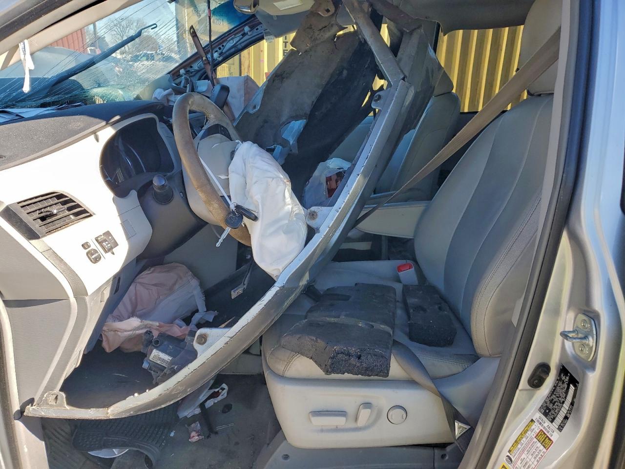 2013 TOYOTA SIENNA XLE photo 13