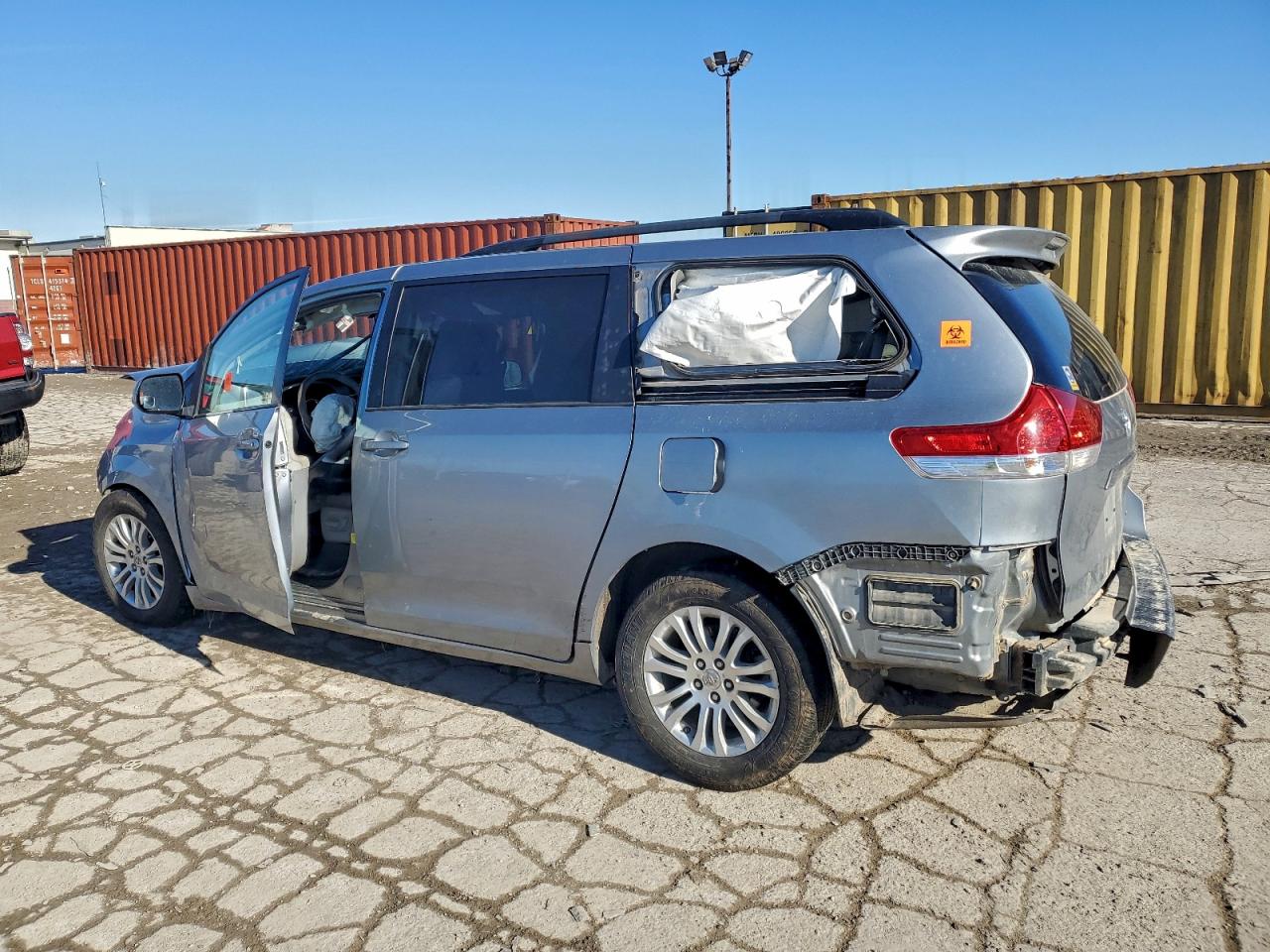 2013 TOYOTA SIENNA XLE photo 3