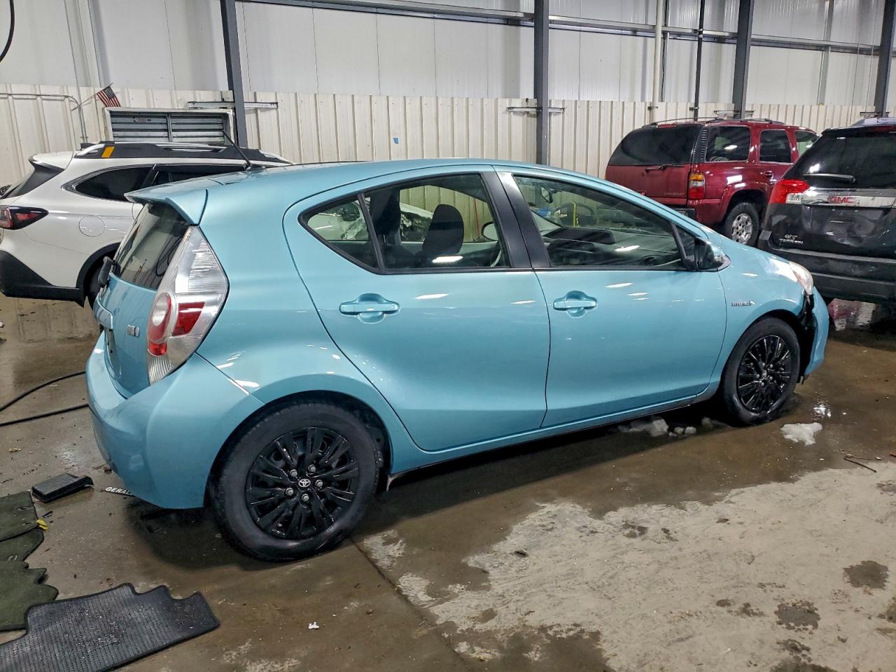 2013 TOYOTA PRIUS C TWO photo 5