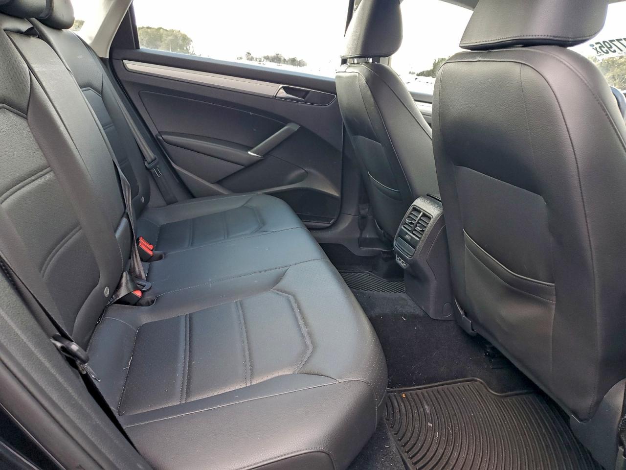2019 VOLKSWAGEN PASSAT photo 28