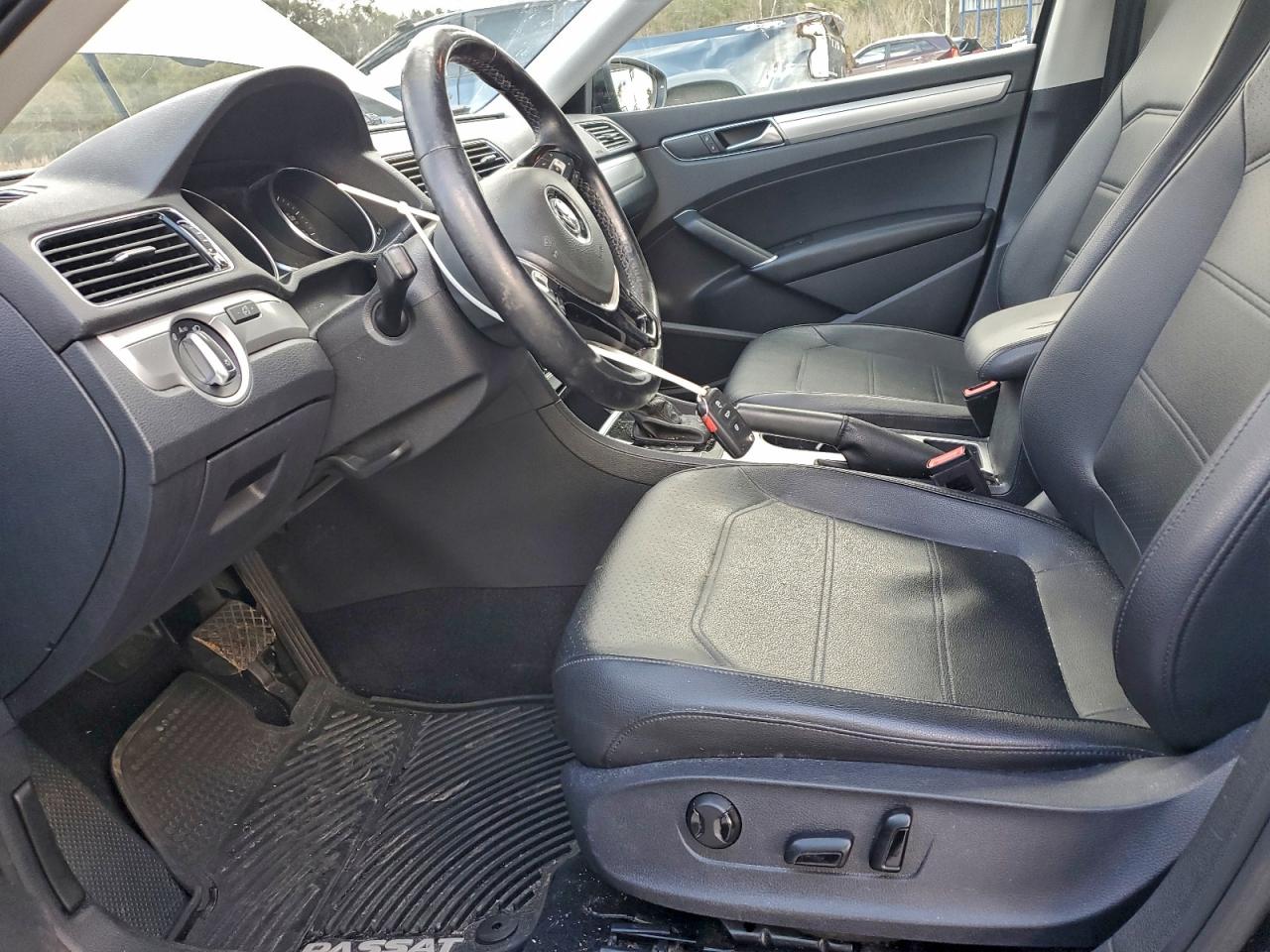 2019 VOLKSWAGEN PASSAT photo 19