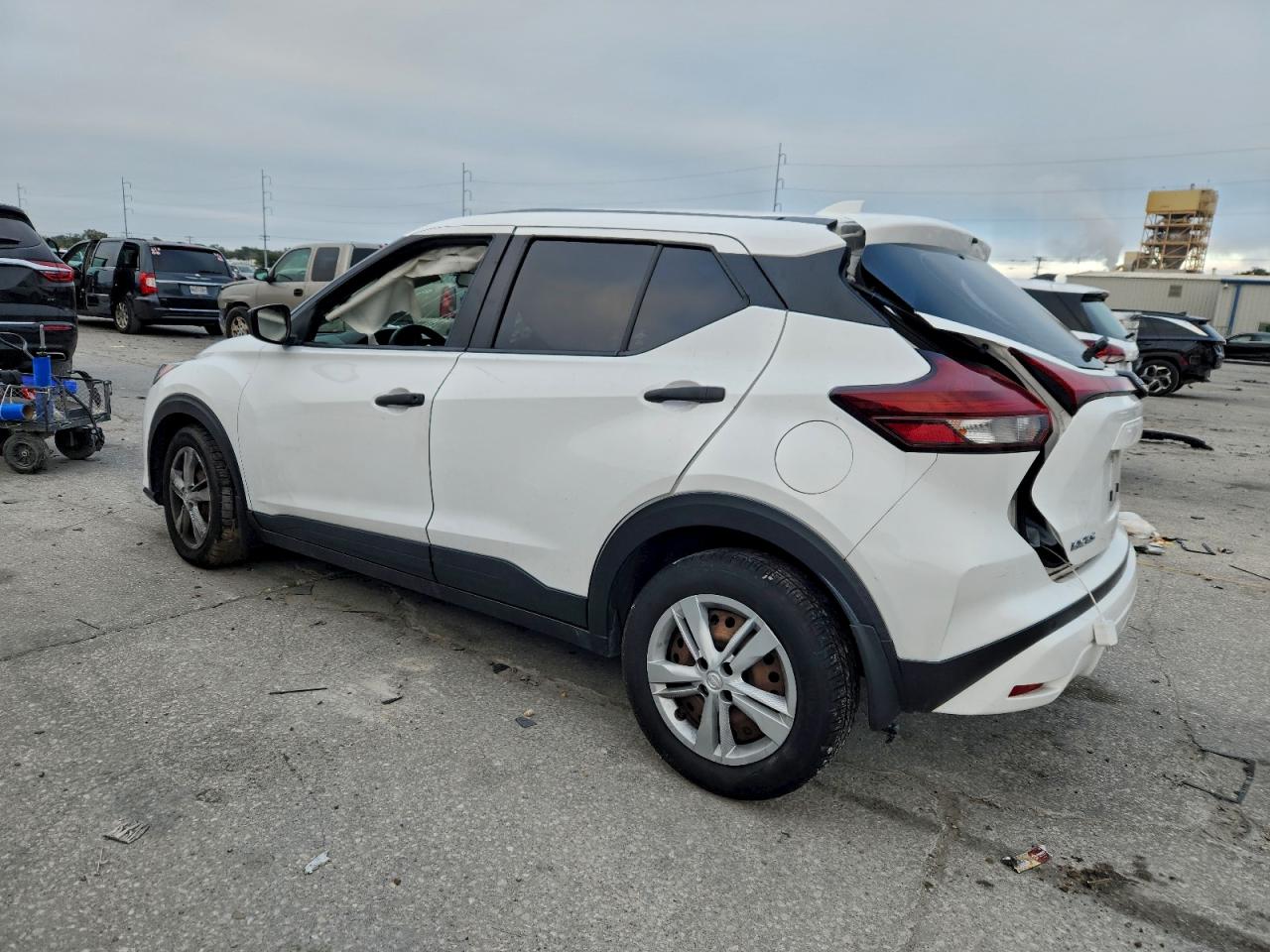 2023 NISSAN KICKS S photo 3