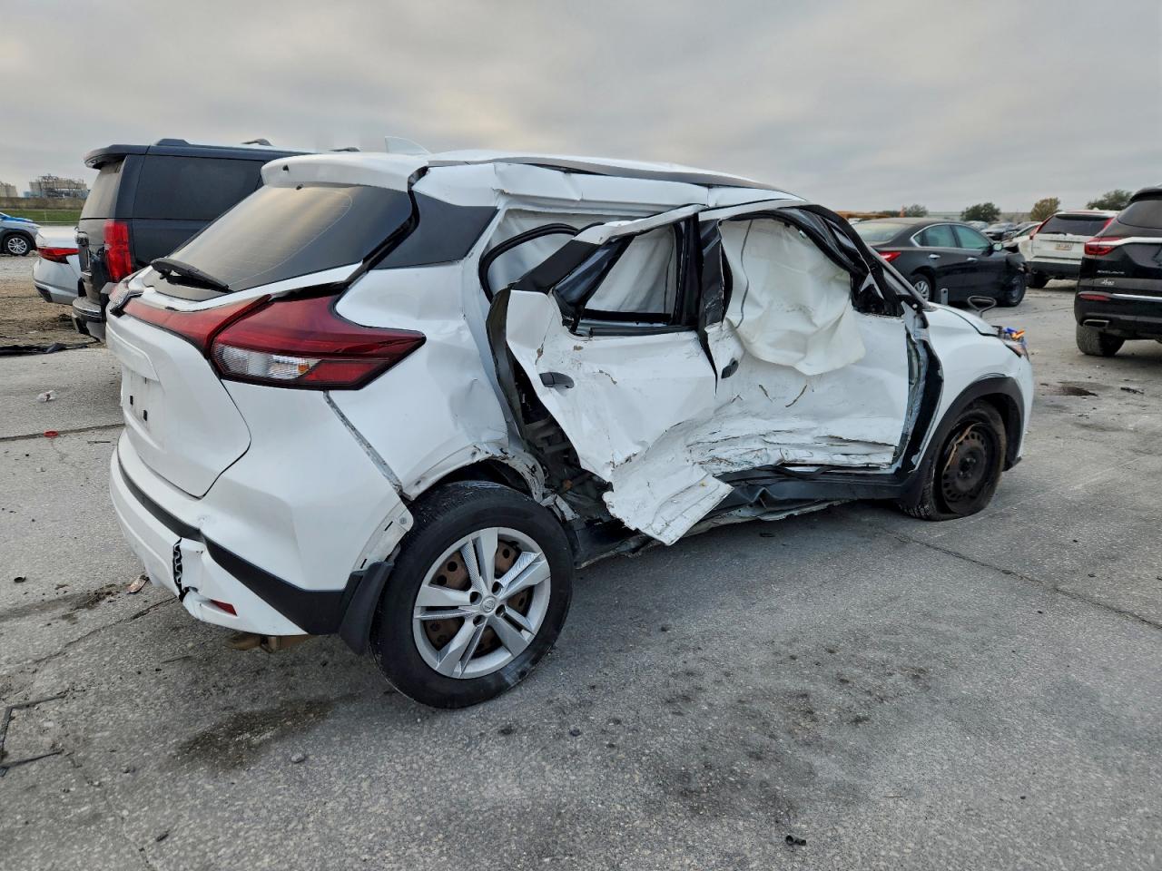 2023 NISSAN KICKS S photo 5