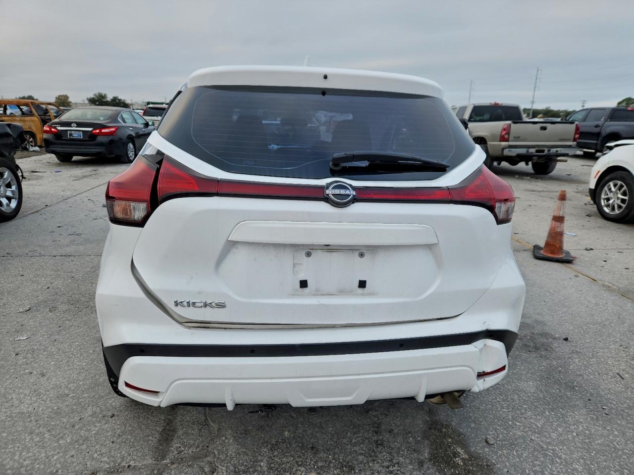 2023 NISSAN KICKS S photo 11