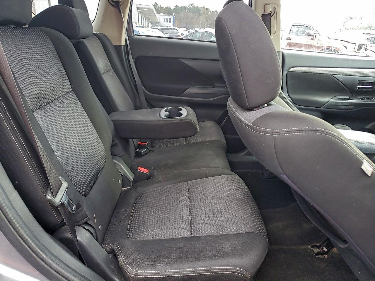 2017 MITSUBISHI OUTLANDER ES photo 11