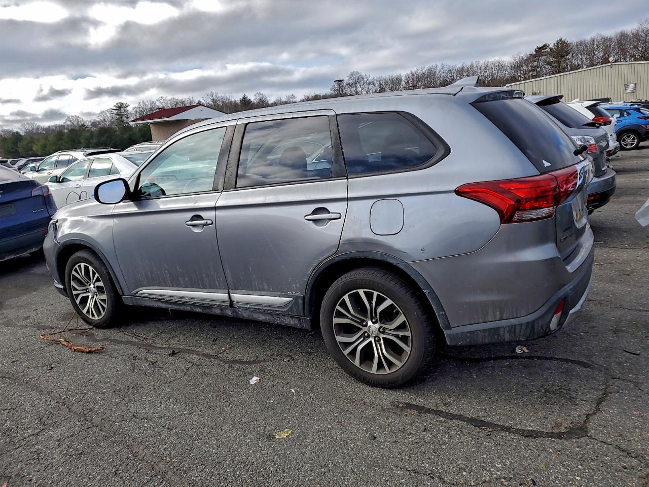 2017 MITSUBISHI OUTLANDER ES photo 2