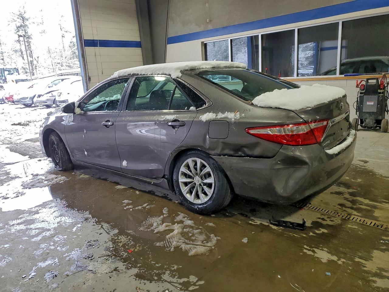 2017 TOYOTA CAMRY LE photo 2
