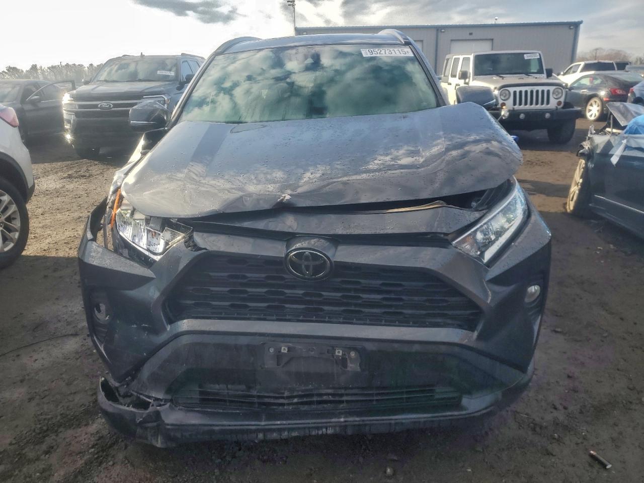 2021 TOYOTA RAV4 XLE photo 5