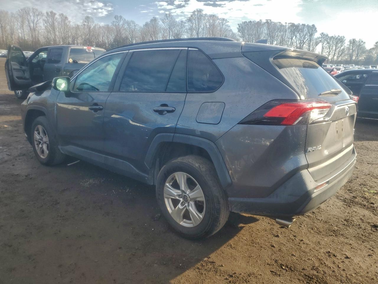 2021 TOYOTA RAV4 XLE photo 2