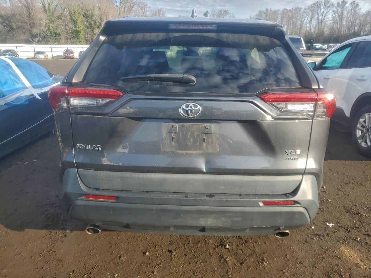 2021 TOYOTA RAV4 XLE photo 6