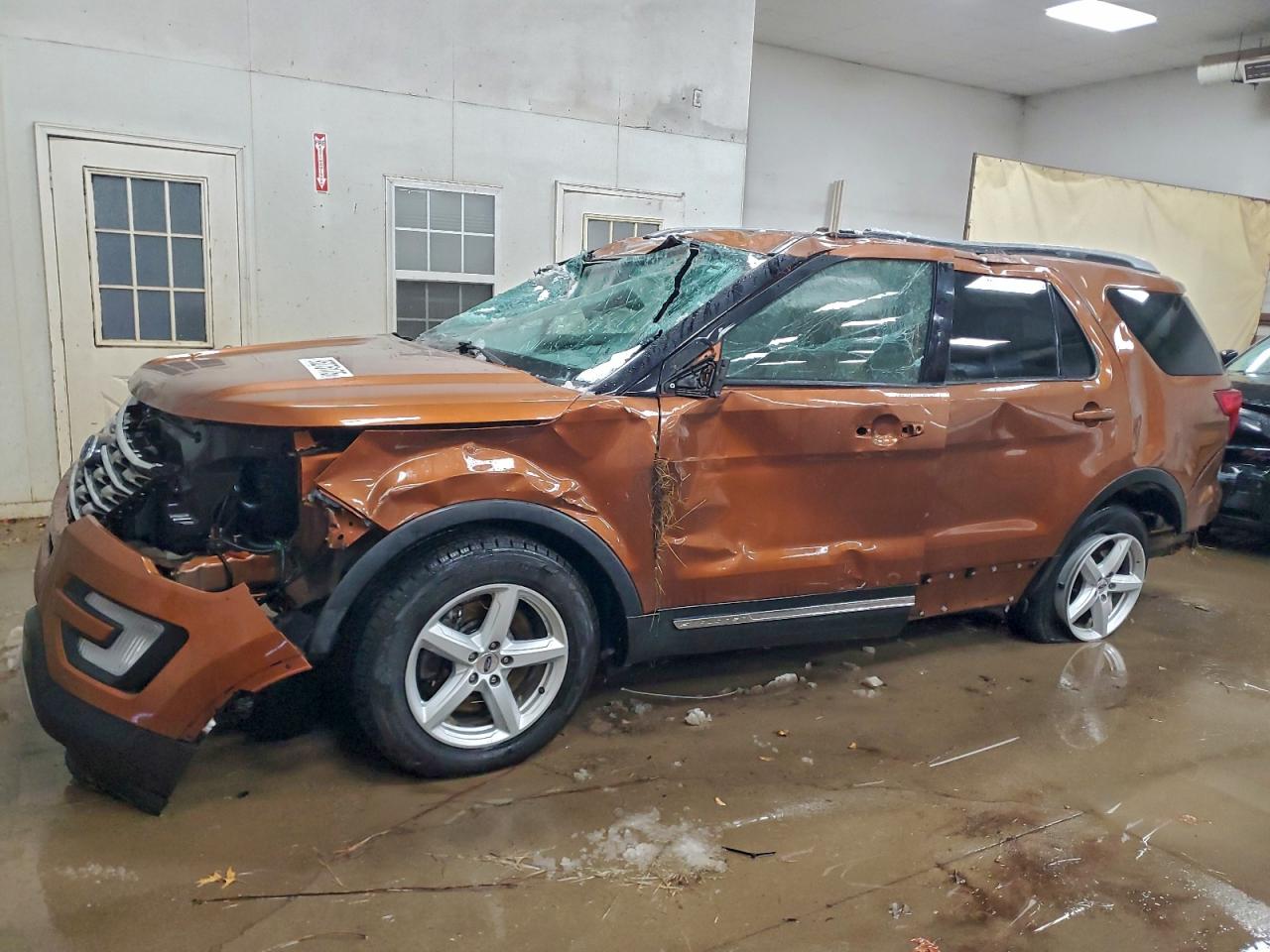 2017 FORD EXPLORER XLT photo 2