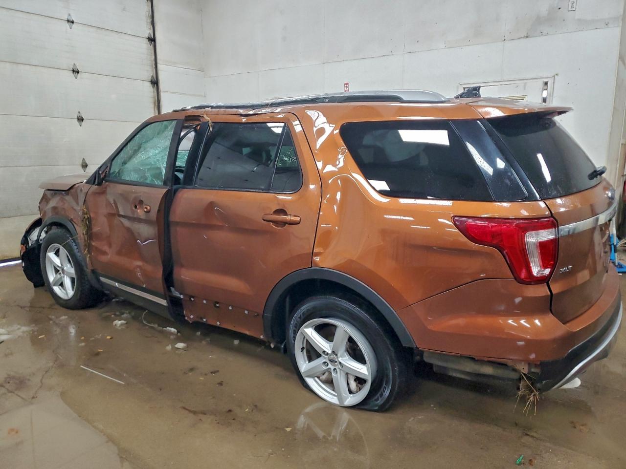 2017 FORD EXPLORER XLT photo 3