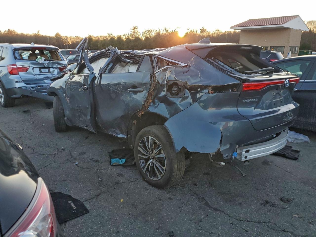 2024 TOYOTA VENZA LE photo 2