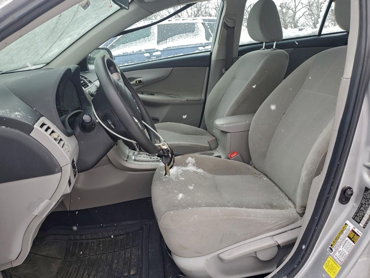 2011 TOYOTA COROLLA photo 7