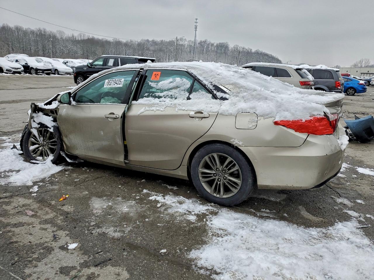 2016 TOYOTA CAMRY LE photo 2