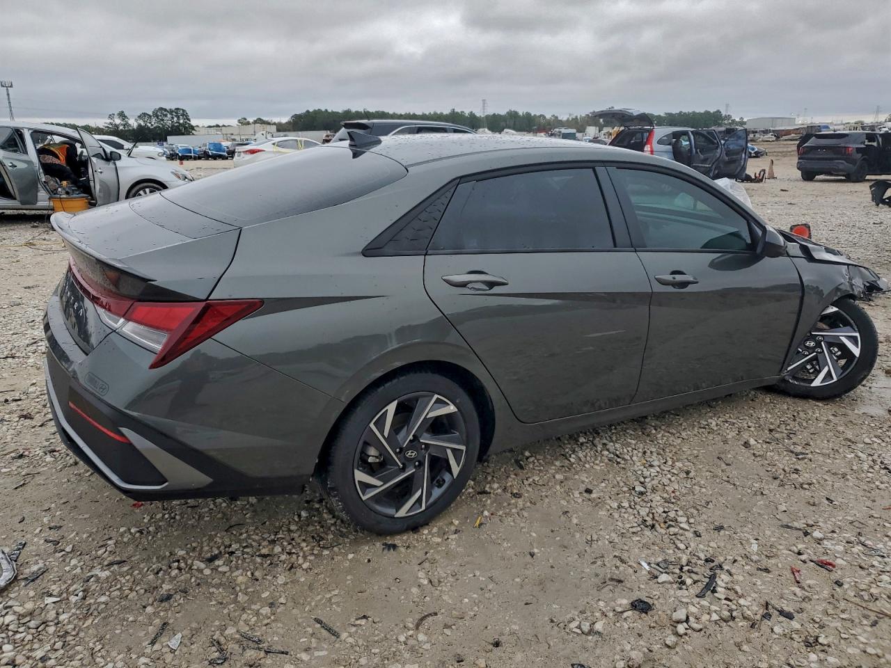2025 HYUNDAI ELANTRA SEL SPORT photo 3