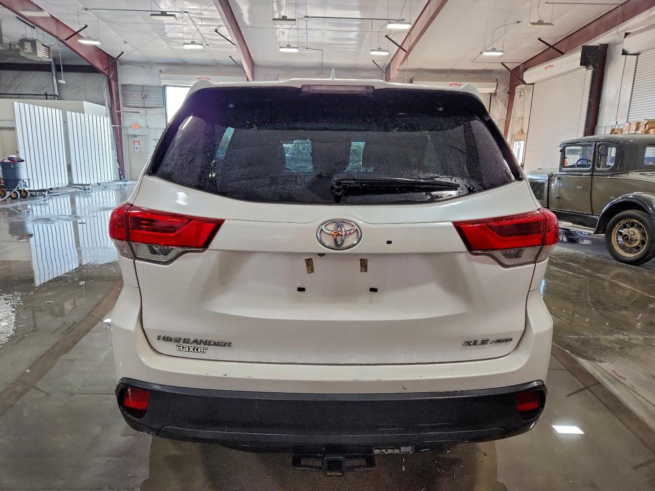 2018 TOYOTA HIGHLANDER SE photo 16