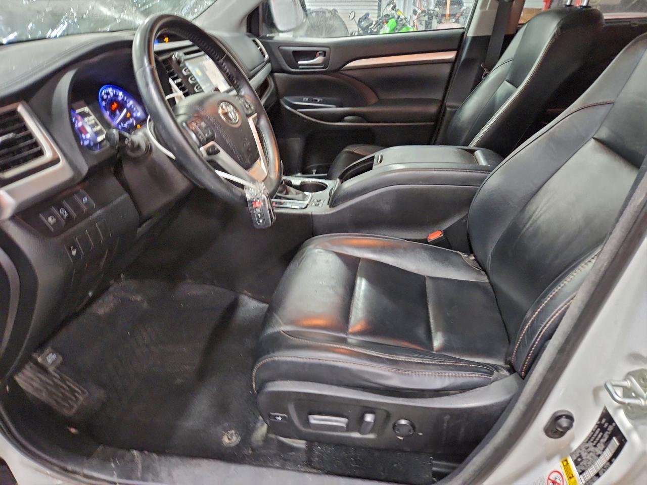2018 TOYOTA HIGHLANDER SE photo 19