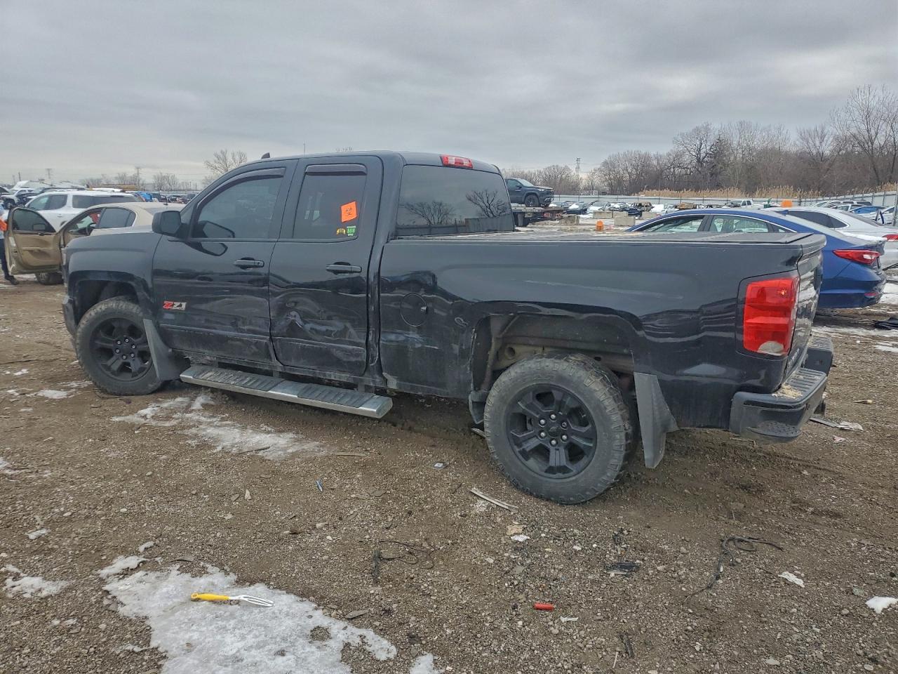 2017 CHEVROLET SILVERADO K1500 LT photo 2