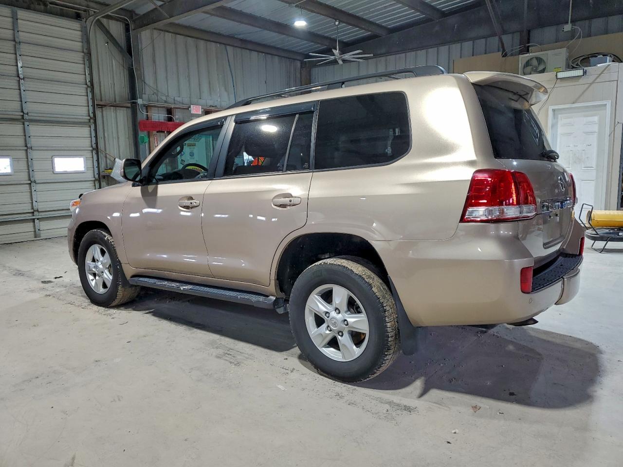 2011 TOYOTA LAND CRUISER photo 2