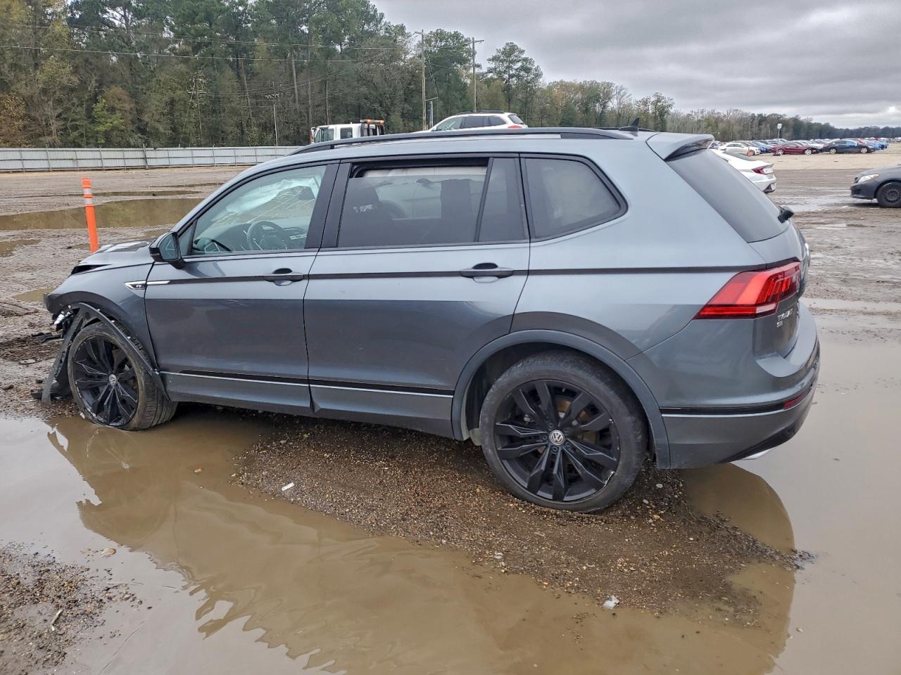 2021 VOLKSWAGEN TIGUAN SE photo 3